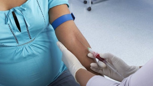 процесс сдачи крови из вены беременной